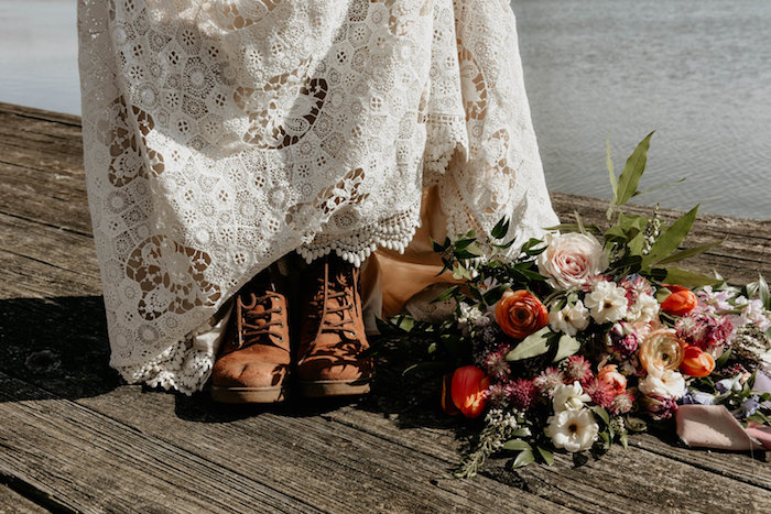 Porter des bottes avec robe mariée dentelle longue blanche, quelle décoration pour le mariage rustique, idée déco mariage