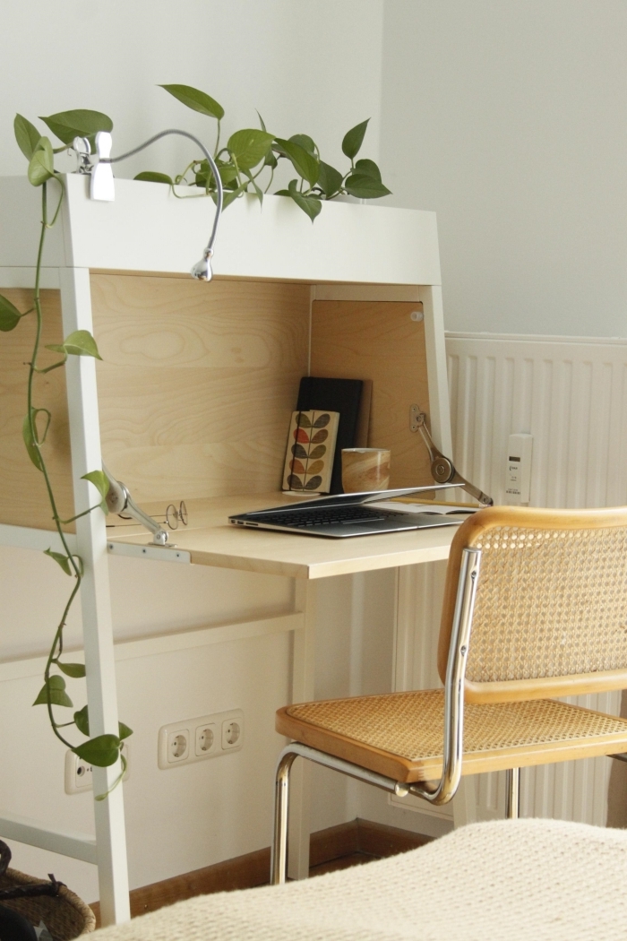 modèle de bureau pliant en bois et blanc, idée comment aménager un coin office à domicile avec meuble pliant et chaise
