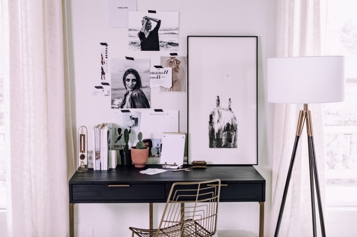 idée comment décorer un coin de travail à domicile pour femme, exemple de bureau petit espace en couleur noir et or