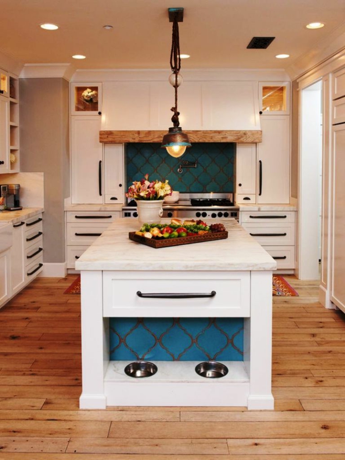 Cuisine maison rustique blanche et bleue, peinture bleu nuit tendance ilot de cuisine blanc lustre metal 