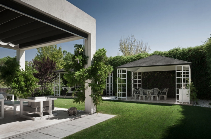 Inspiration jardin cour avec peleuse verte, idees terrasses exterieures, amenagement petit jardin moderne