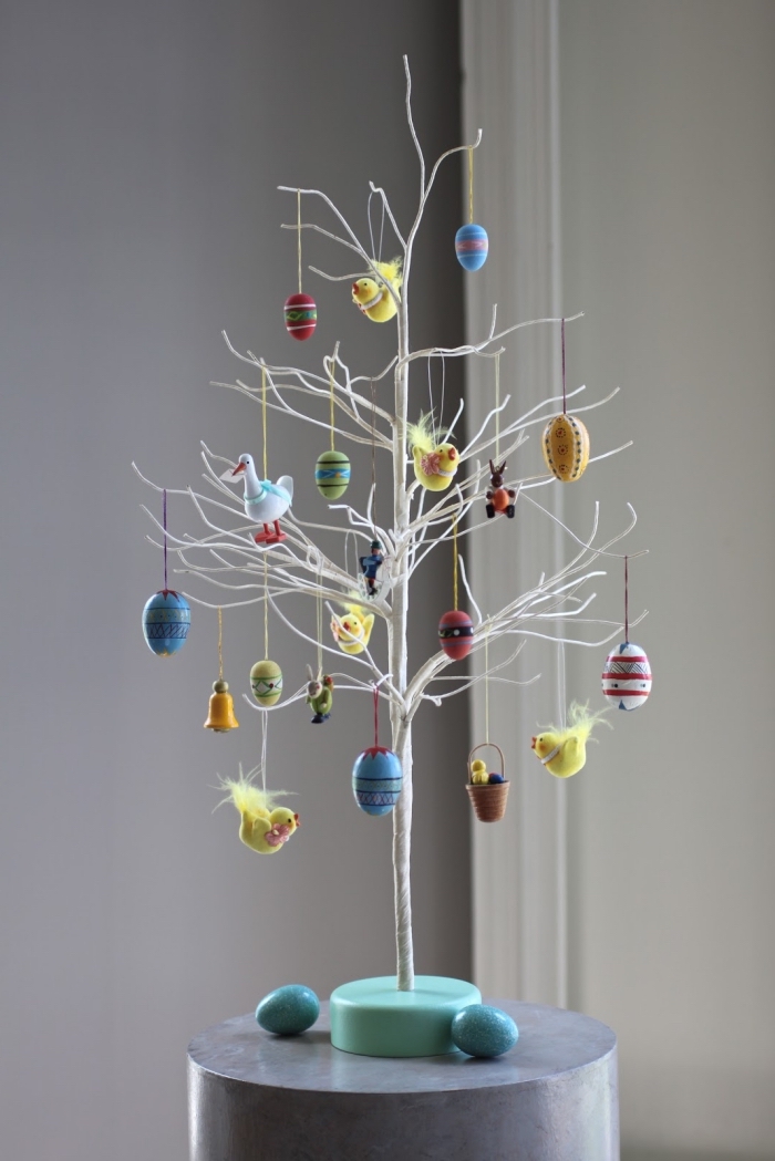 modèle arbre aux branches blanches décorées d'ornements de pâques, idée activité paques facile et rapide