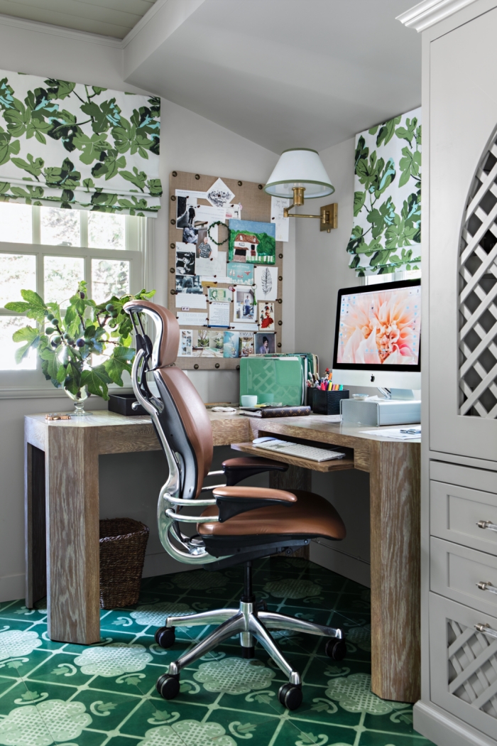 aménagement petit bureau à domicile en bois brut, décoration espace de travail de style tropical avec accents en bois