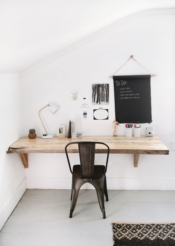 diy bureau fait maison avec planche bois suspendue, déco petit espace de travail dans une pièce blanche sous combles