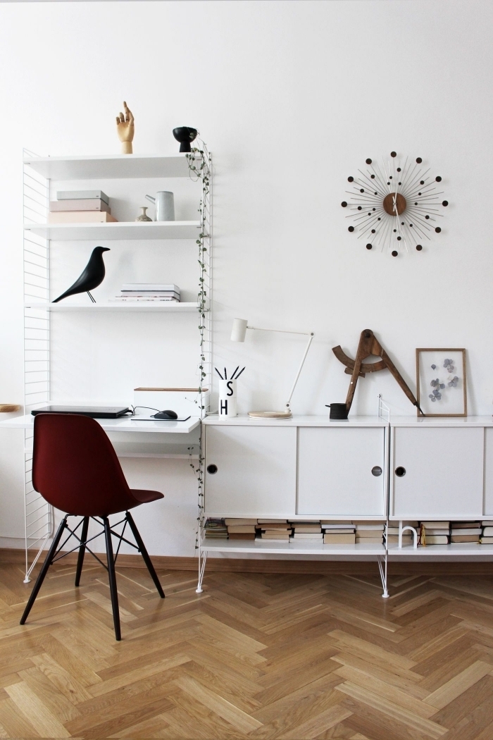 aménagement coin de travail dans un salon blanc avec plancher bois, décoration console bureau blanc avec accessoires moderne