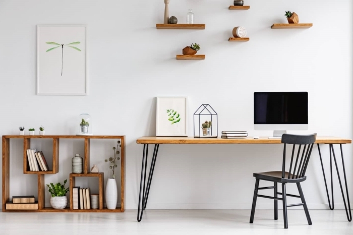 comment décorer son coin office à domicile, idée de bureau en bois avec pieds en métal, décoration espace de travail maison