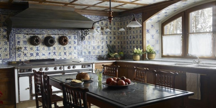 Mur carrelage méditerranéen, idée couleur cuisine, deco bleu, aménagement appartement table à manger et chaises style rustique