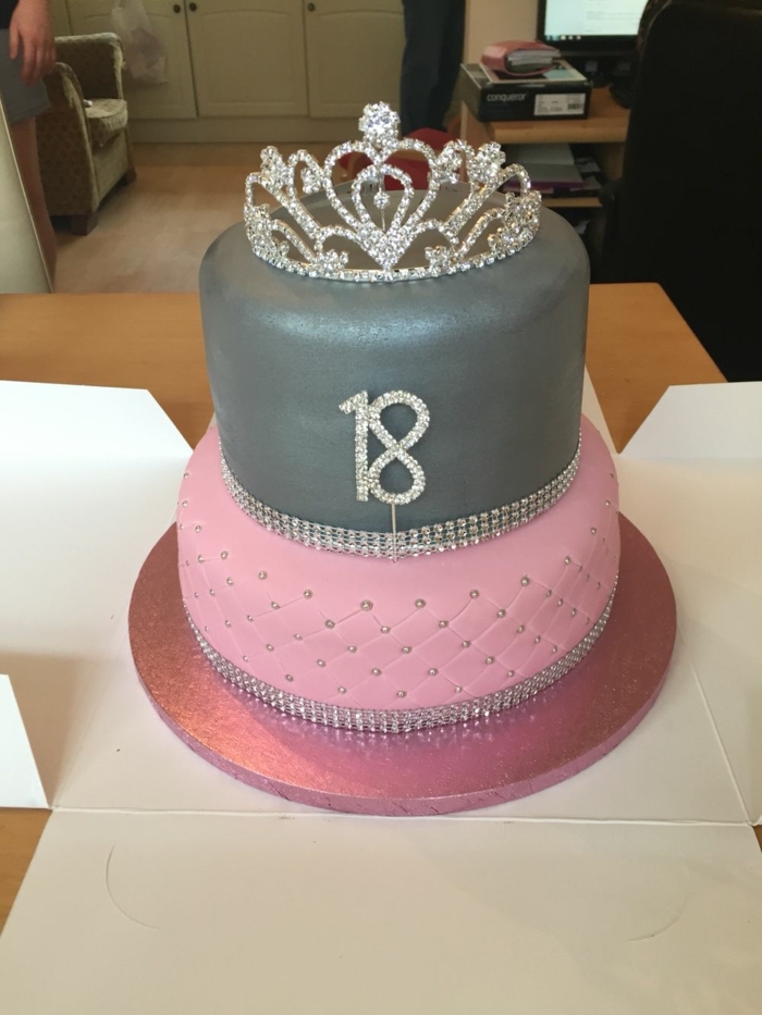 Gateau deux etages pate a sucre et couronne decorative, gateau anniversaire fille, image gâteau d’anniversaire original