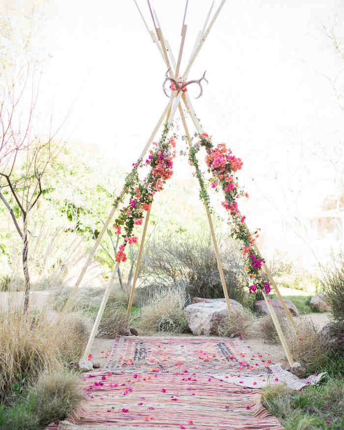 Tipi fleurie deco mariage champetre, theme champetre élégant et simple avec tapis oriental en dessous 