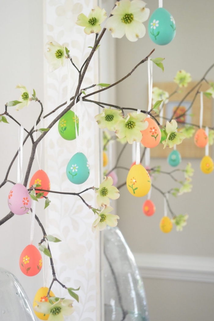 activité manuelle paques facile et rapide, DIY arbre en branches fleuris décorées d'oeufs de Pâques vidés et peints
