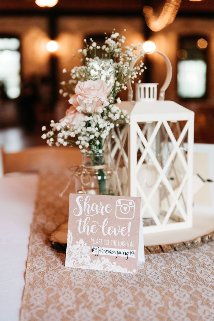 Vase verre avec rose dedans style bohème centre de table et marque place avec hashtag pour le mariage, idée décoration mariage champêtre chic beauté 