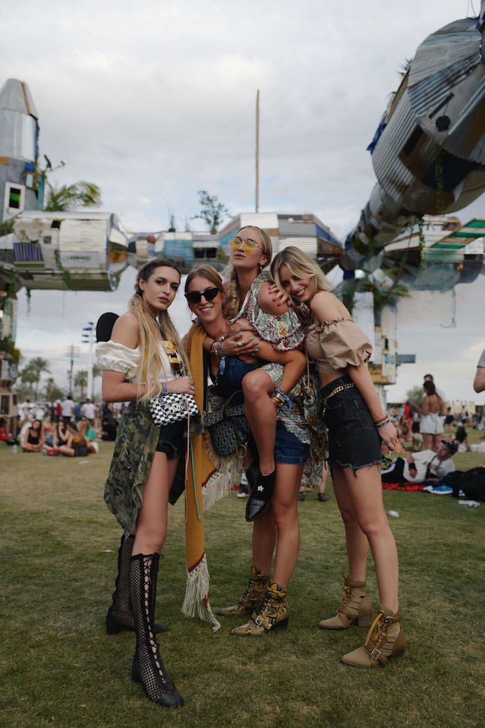 Amies en Coachella, tenue avec bottines pour se sentir bien sur la pelouse, jupe et haute court epaules denudees, hippie chic femme, femme stylée tenue festival Coachella