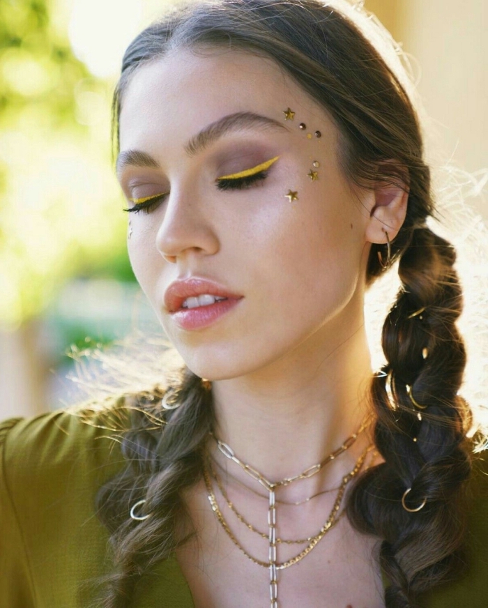 exemple de maquillage bohème facile à faire soi-même, make-up festival avec eye-liner coloré et petites étoiles sur le visage