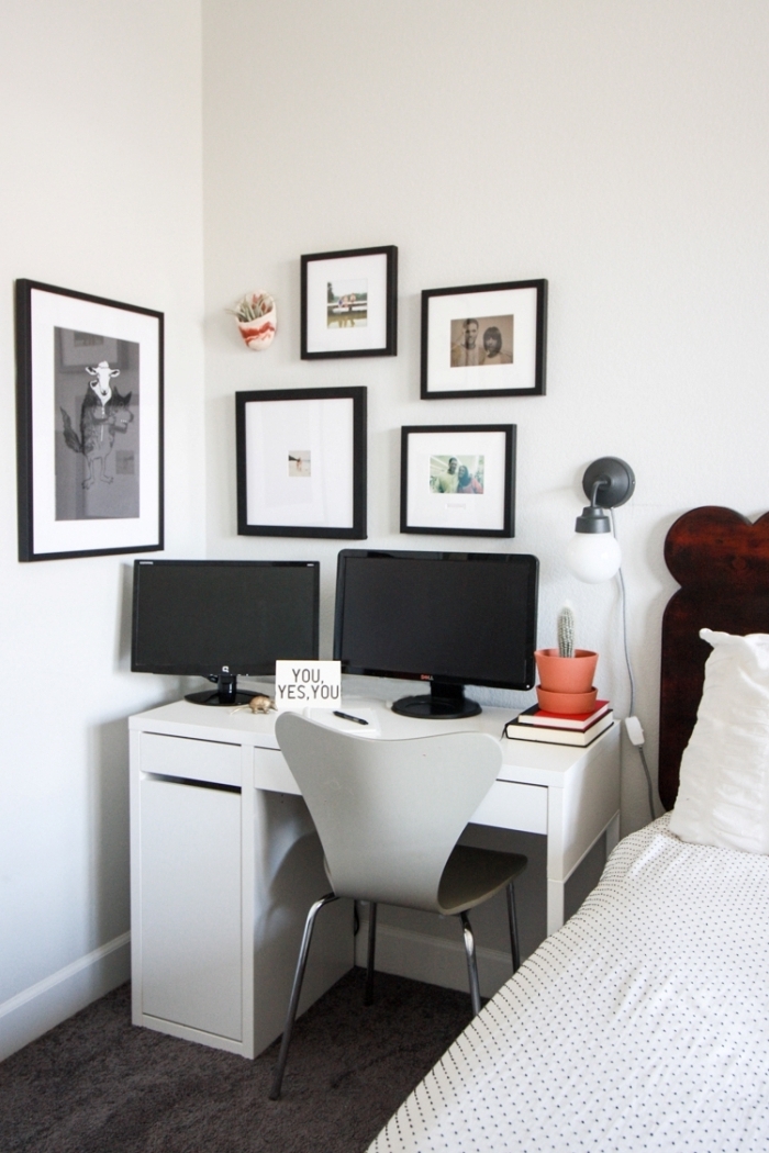 aménagement bureau à domicile dans une chambre à coucher blanc et noir, exemple home office avec bureau blanc