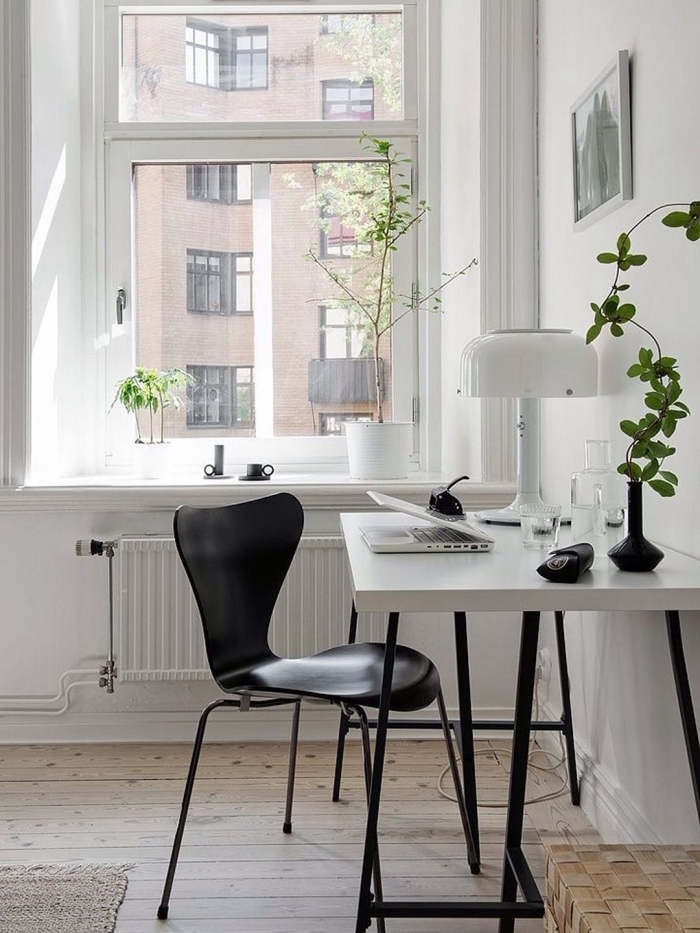 comment décorer un home office avec bureau blanc laqué et chaise noire, design espace de travail stylé en blanc et noir