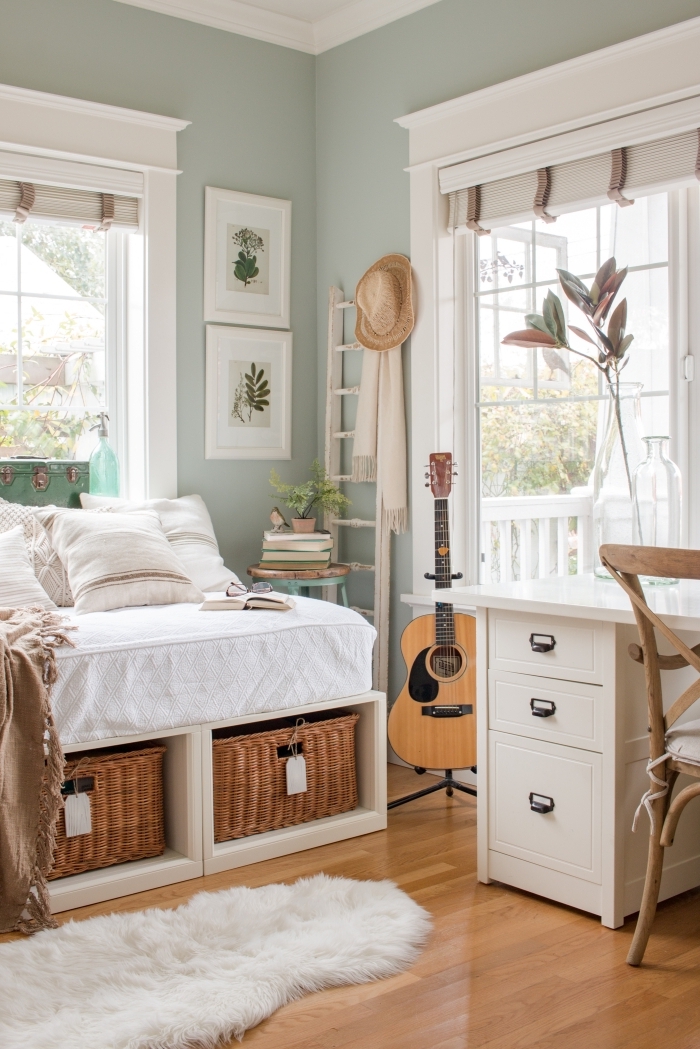 idée comment aménager un bureau dans sa chambre, décoration pièce aux murs verts avec plancher bois et meubles blancs