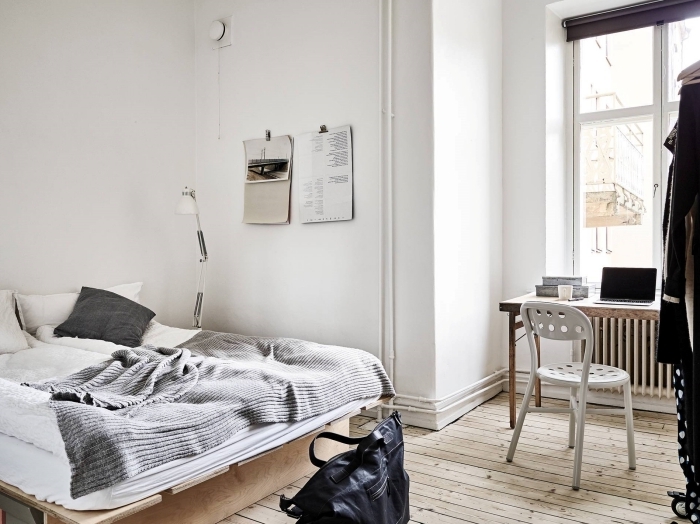 idee bureau maison en planche de bois brut, décoration coin de travail à domicile avec bureau rustique et chaise blanche