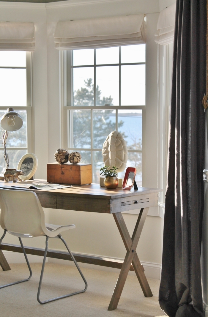 comment décorer un espace de travail avec bureau maison en bois récup, design home office dans une pièce blanche et éclairée