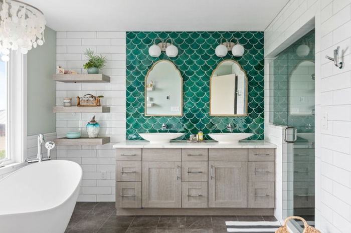 Sirène carrelage vert de bleu, cool idée pour l'aménagement petite salle de bain, originale idee salle de bain moderne
