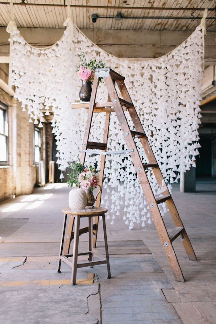 echelle-en-bois-décoration-mariage-champêtre-chic-mariée-robe-champetre-belle-tabouret-avec-vase-de-fleurs Échelle bois fleurs dans vase, decoration mariage champetre, le chic rustique deco mariage moderne