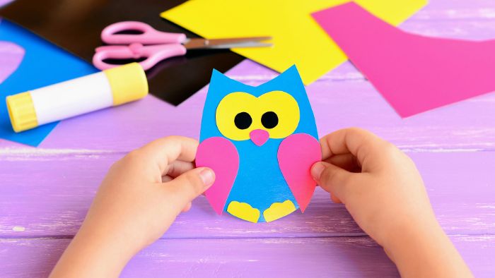 activité manuelle facile en papier, fabriquer un hibou dans papier coloré de couleur jaune, rose et bleu