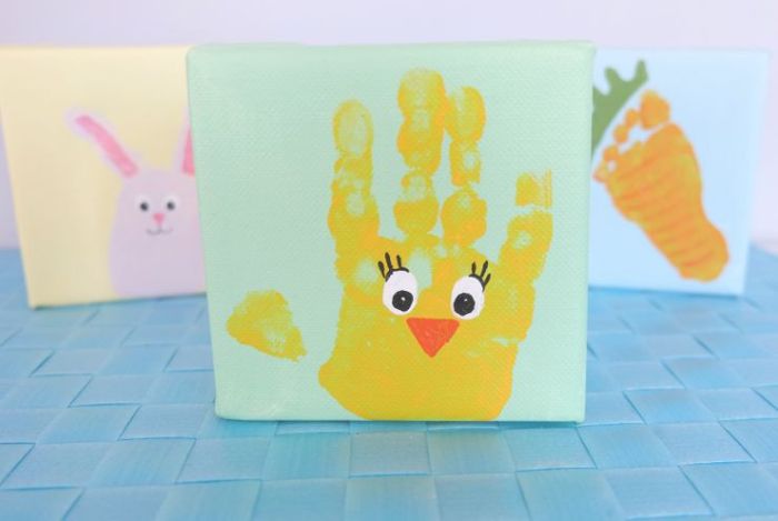 faire une carte de paques en papier avec des empreintes de main colorées à motif poussin, lapin ou carotte
