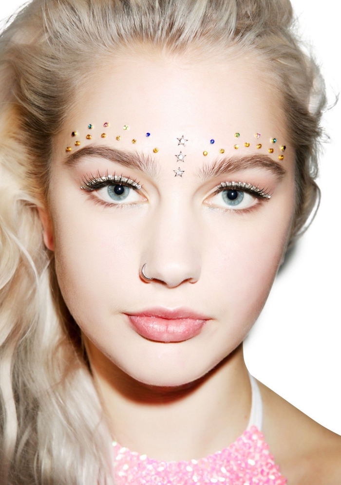 idée comment réaliser un maquillage artistique avec strass minuscules pour visage, make-up yeux avec eye-liner glitter