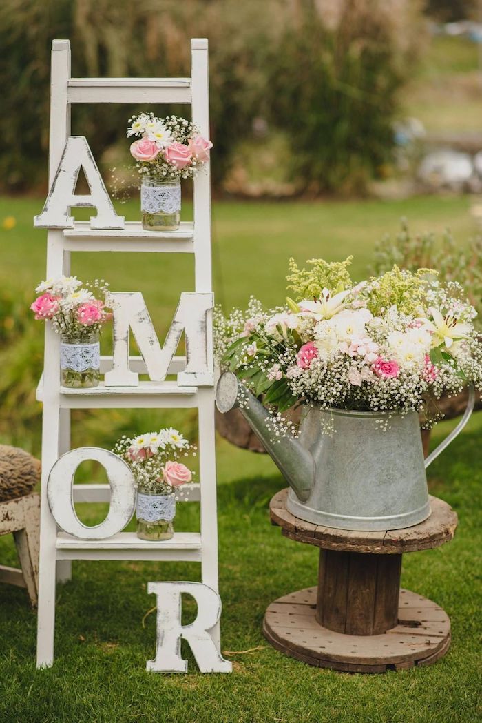 Décoration réception échelle écriteau amour, vase de fleurs style rustique, deco mariage champetre, la beauté de la campagne décoration chic