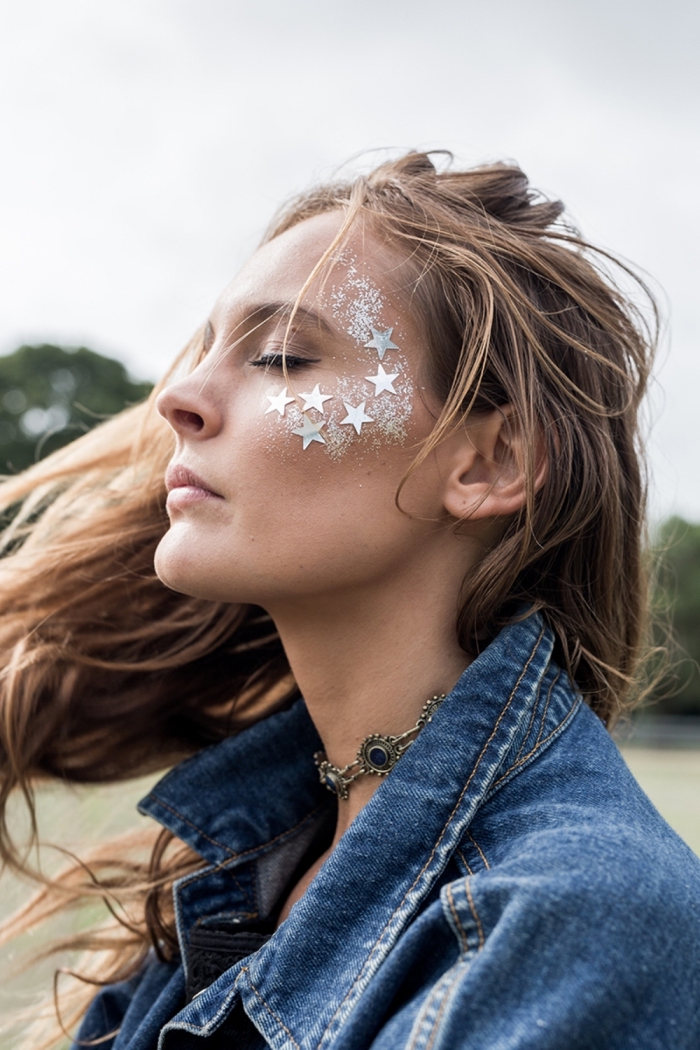 maquillage bohème simple à réaliser avec étoiles pour visage et gel pailleté en or, look boho chic pour un festival femme