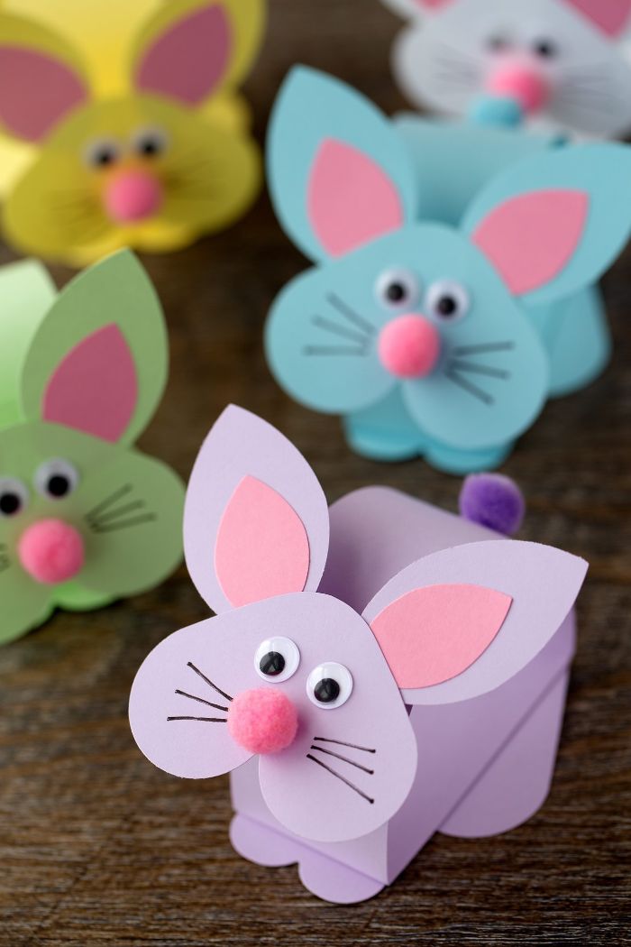 activite enfant 2 ans, fabriquer un lapin de paques en maternelle dans papier avec de syeux mobiles et pompon pour le nez