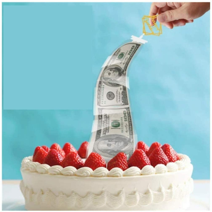 Simple gâteau d anniversaire original avec fraises en top et crème frais, inspiration gateau 30 ans