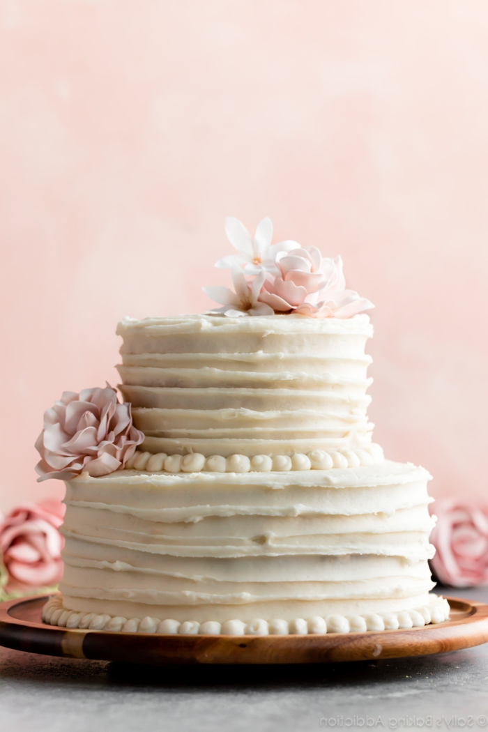 Crème vanille et déco fleurs sur gateau deux étages, image gateau anniversaire, gateau d anniversaire facile à faire