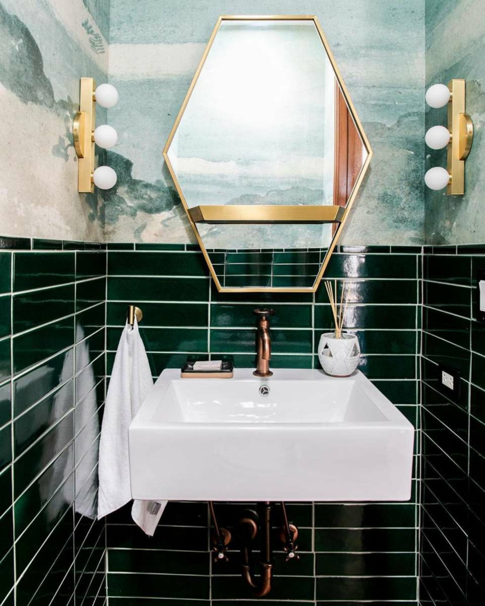 Marbre vert et blanc et carrelage vert sombre, idée peinture salle de bain, quelle couleur pour une salle de bain
