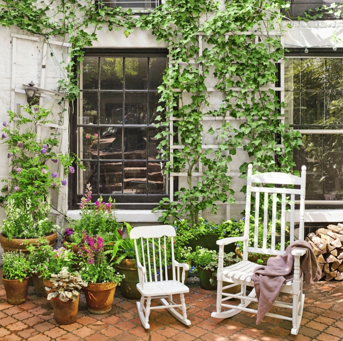 Chaise balançoire blanche, fenêtre avec plantes vertes, amenagement terrasse bois, belle décoration jardin extérieur