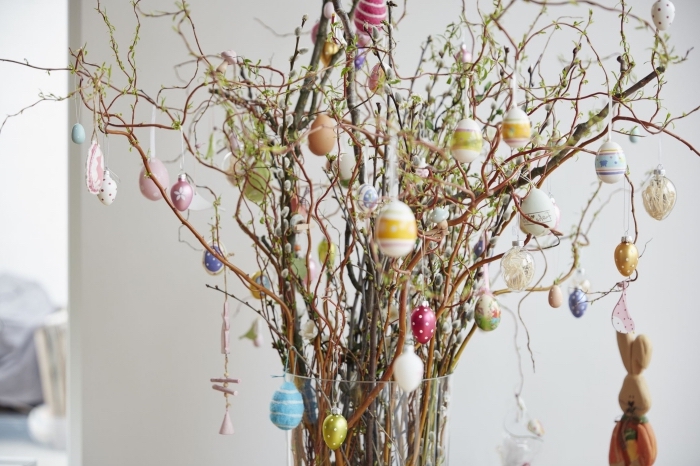 bouquet de branches décorés d'oeufs de Pâques, idée activité de paques facile et rapide pour grands et petits