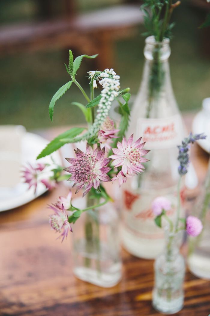 Petites fleures en vases recyclés deco champetre mariage, choisir le style bohème pour son mariage cool idée