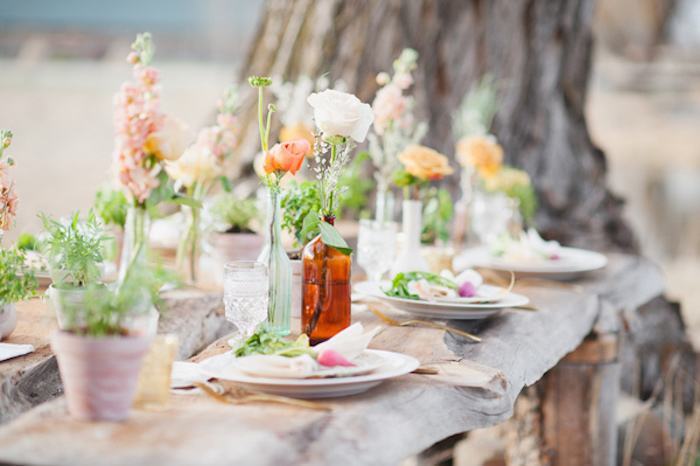 Comment décorer une table en bois extérieur décoration mariage champêtre chic, mariée robe champetre belle