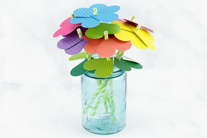 idée d activité manuelleprintemps en maternelle, fleurs de coeurs de papier coloré sur une tige de paille, bouqut dans pot de verre recyclé