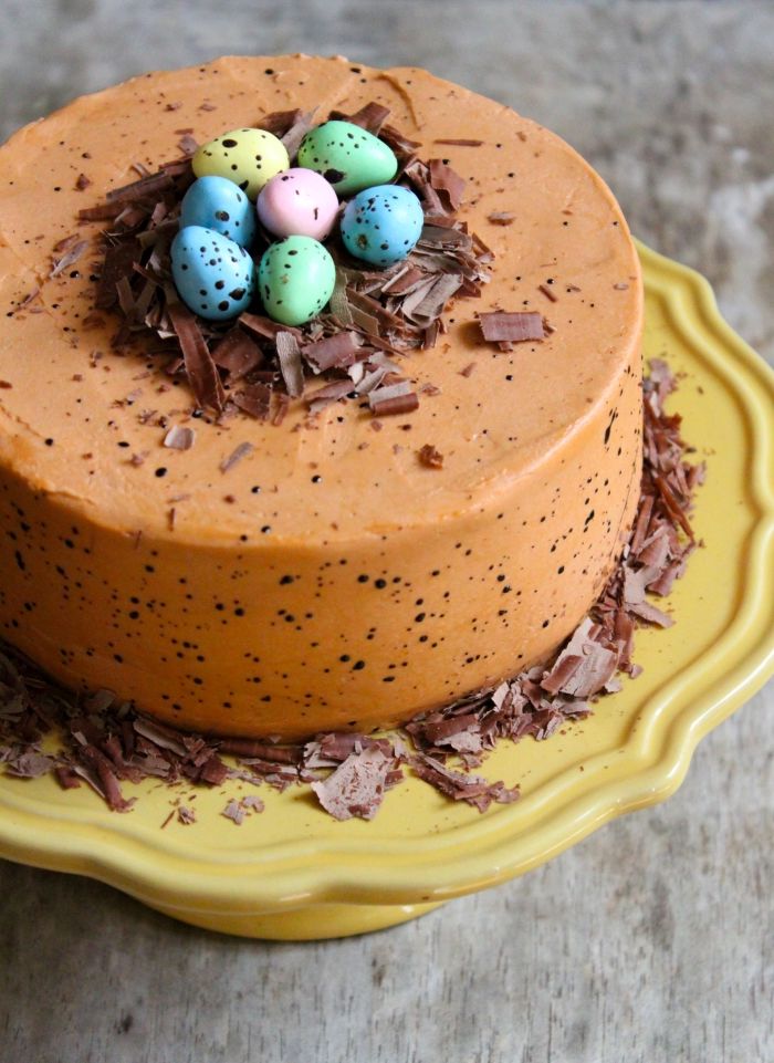 gateau de paques au chocolat facile, recette de cake au glaçage orange décoré de chocolat râpé et petits œufs au chocolat