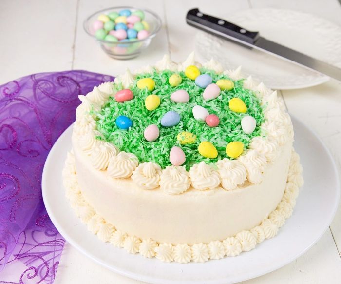 préparer le meilleur gateau de paques facile et rapide, modèle de layer cake à la vanille avec glaçage royal et décoration pâques