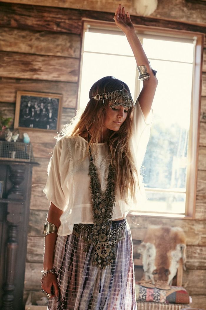 Deux pieces style hippie top blanc et jupe longue, look bohème chic, comment s'habiller pour le festival de Coachella