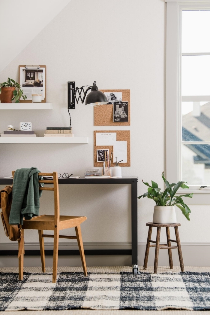 agencement bureau à domicile moderne avec meuble noir, décoration coin home office avec rangement mural ouvert