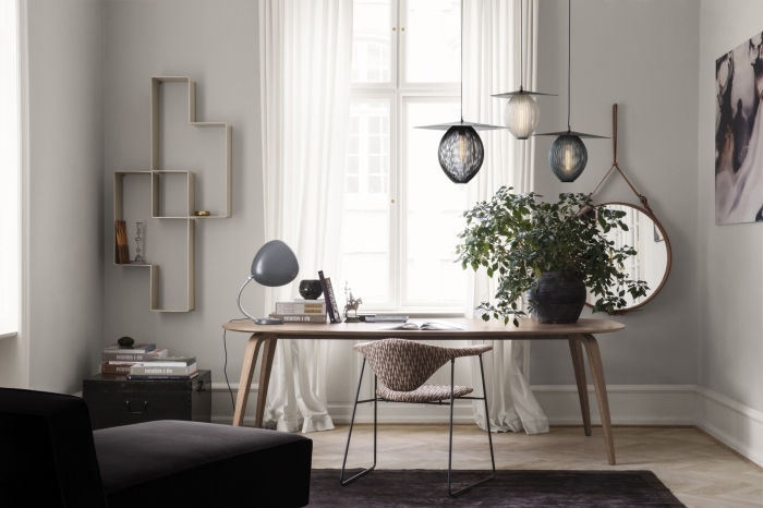 exemple aménagement bureau scandinave ikea dans un coin office à domicile, design espace de travail aux murs gris