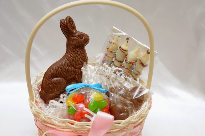 Panier avec lapin au chocolat, dragées et choses sucrées, décoration de paques à fabriquer, le meilleur cadeau de pâques