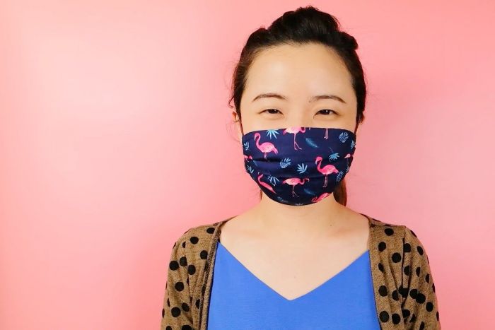 commen faire un masque coronavirus soi meme avec étoffe tissu imprimé à motif flamant rose