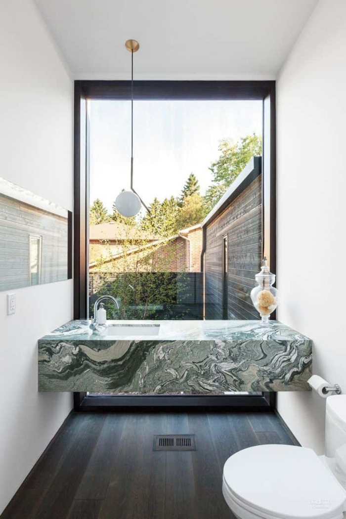 Meuble lavabo en marbre vert, salle de bain vert et blanc originale, amenagement salle de bain, couleur peinture salle de bain verte