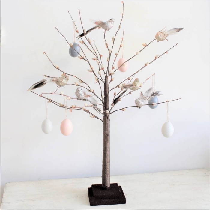 exemple de décoration de paques à fabriquer stylée, comment décorer un arbre avec figurines et oeufs de Pâques
