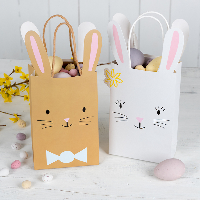 Préparer des sacs en papier pleines de chocolat oeufs de paques et décorés comme lapins, bricolage de paques pour adultes, cadeau de paques chouette idée