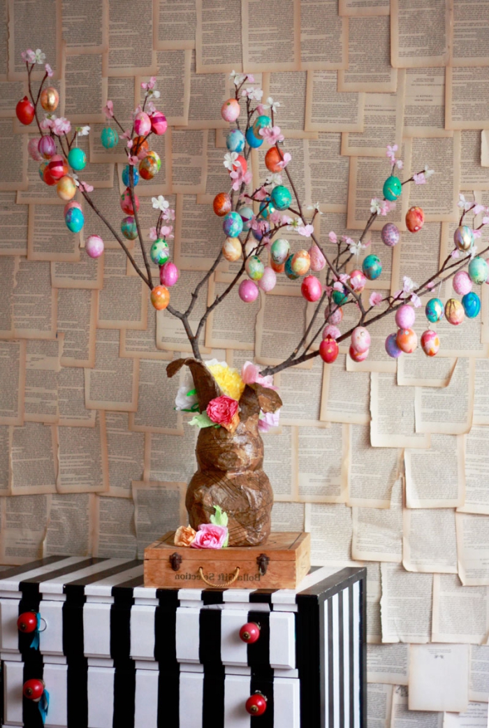 modèle de vase en forme de lapin bois rempli avec branches séchées, idée de decoration paques facile avec oeufs et branches
