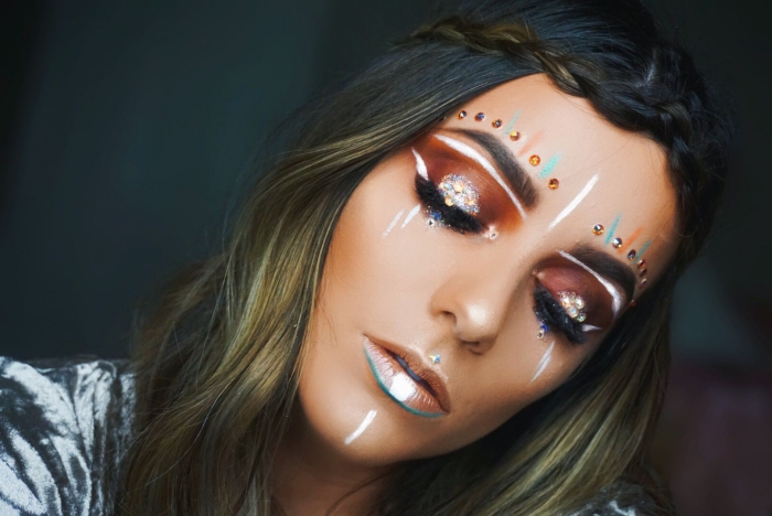 déguisement hippie femme avec maquillage facile à faire soi-même, make-up visage de fête avec eye-liner blanc et ombres à paupières